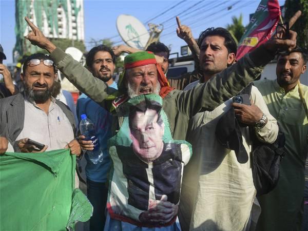 Khan supporters and other Pakistani parties block highways to protest election results