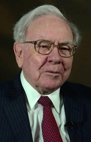 Warren Buffett tells investors to ignore Wall Street pundits while paying tribute to Charlie Munger