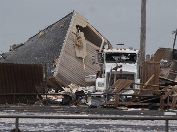 At least 3 killed in Oklahoma tornado outbreak, as threat of severe storms continues from Missouri to Texas