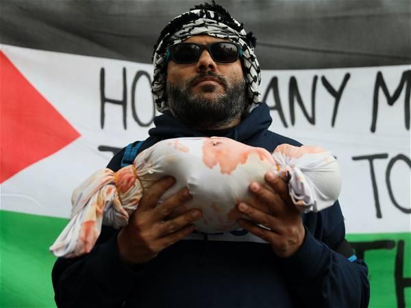 Two arrested as thousands of Palestine supporters march on London calling for ceasefire in Gaza