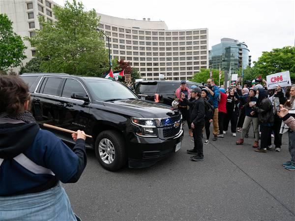 Demonstrators protest media coverage of Israel-Hamas war at White House Correspondents’ Dinner