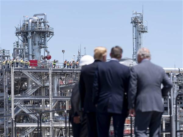 Billionaire Texas oilman inks deal with Venezuela's state-run oil giant as US sanctions loom