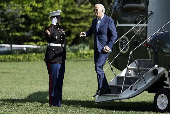 Biden alters Marine One walking routine, is now often surrounded by aides: report